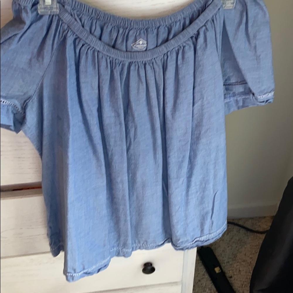 Off shoulder short sleeve top.